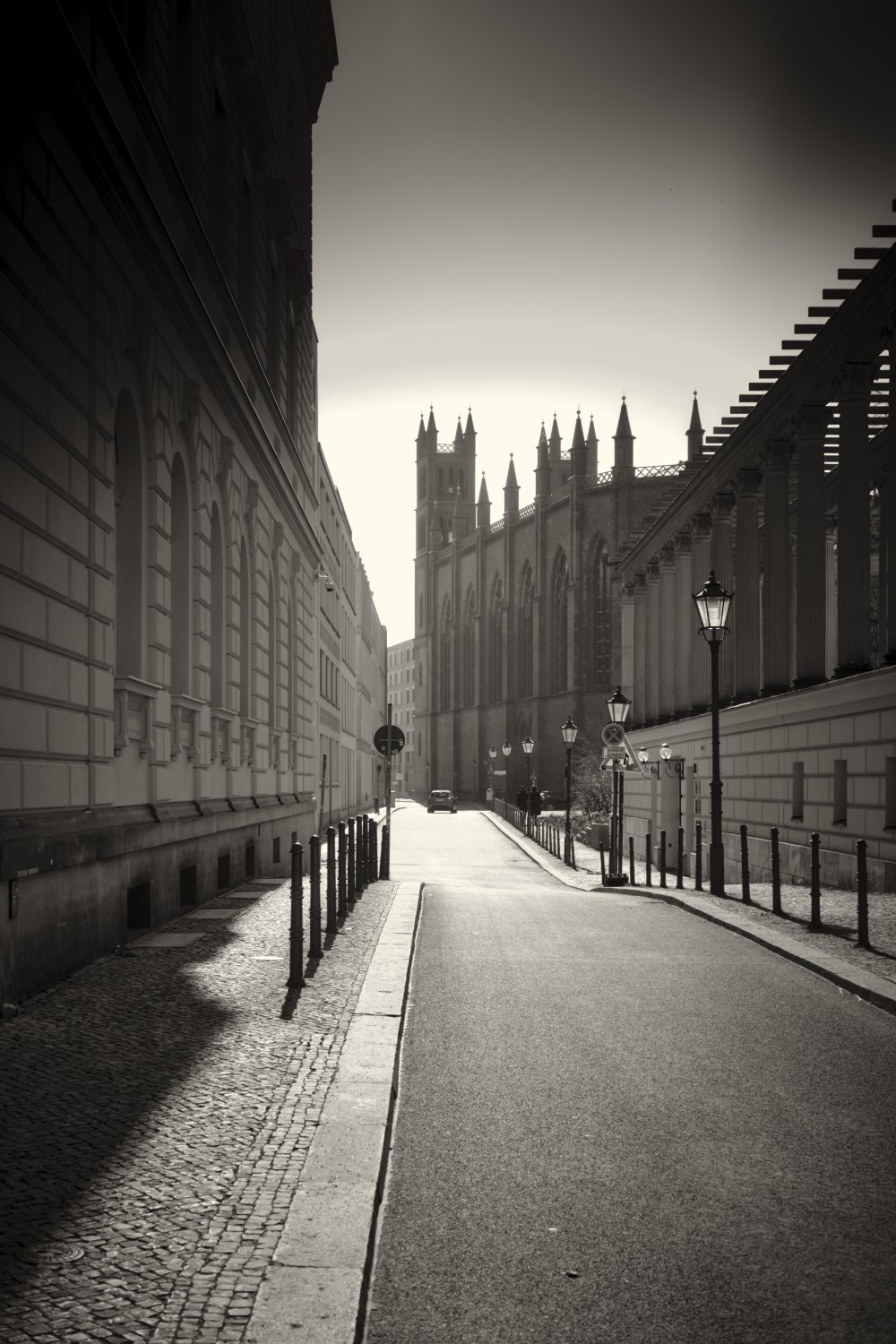 Schwarz-Weiß-Fotografie einer Straße in Berlin Mitte mit gotischem Dom im Hintergrund