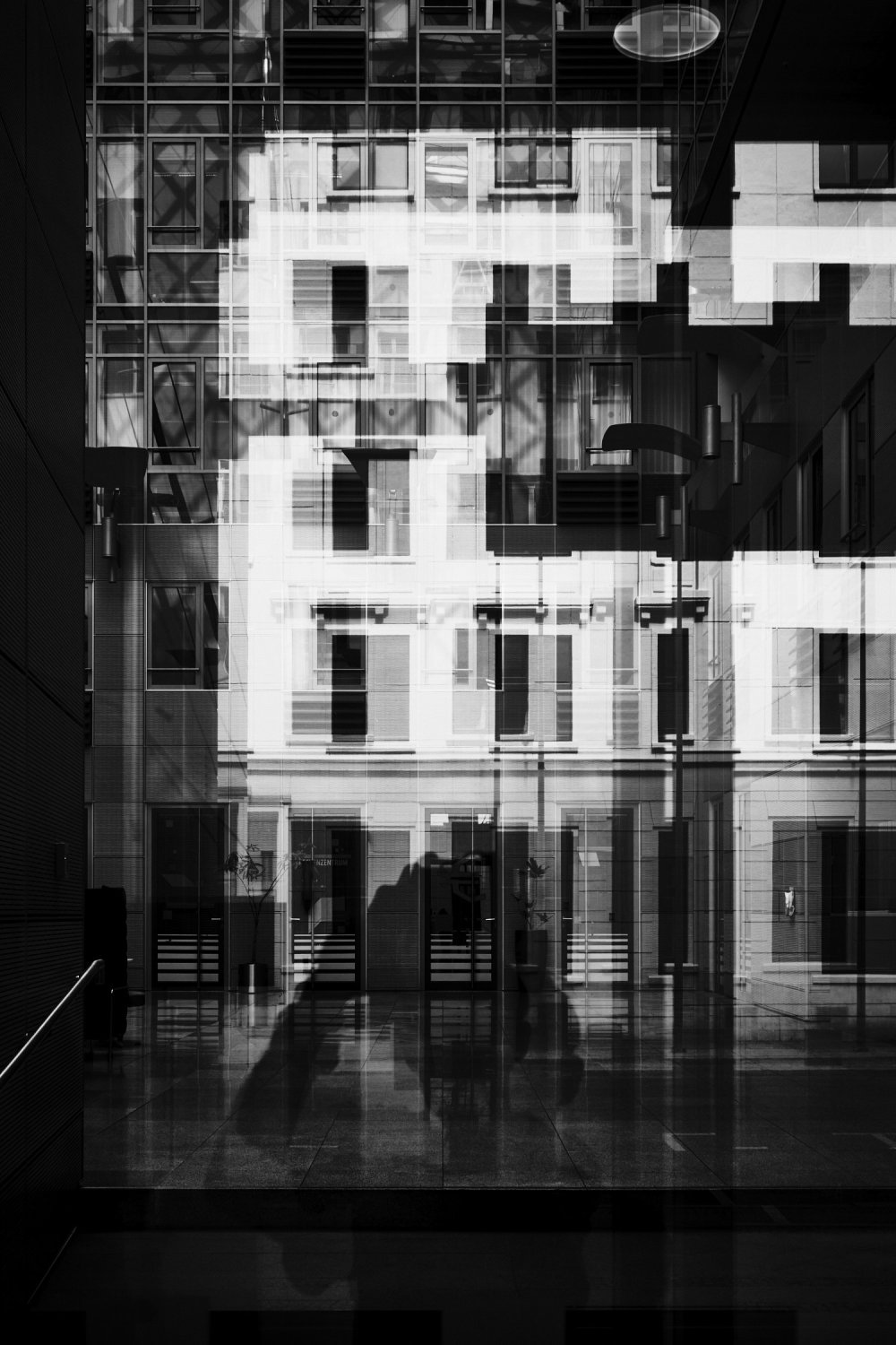 Schwarz-Weiß Fotografie einer modernen Glasfassade in Berlin Mitte mit geometrischen Mustern und Spiegelungen