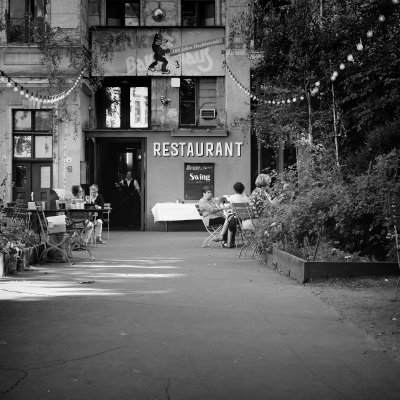 Clärchens Ballhaus Außenbereich, Berlin Mitte – Schwarz-Weiß-Klassiker