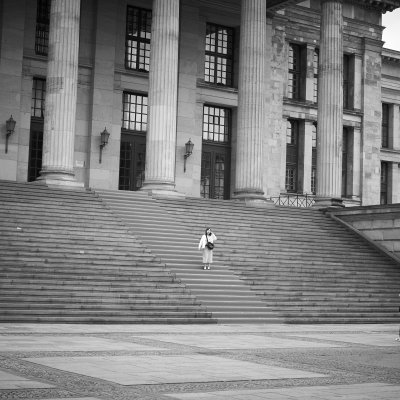 Two women in front of the Konzerthaus at Gendarmenmarkt 