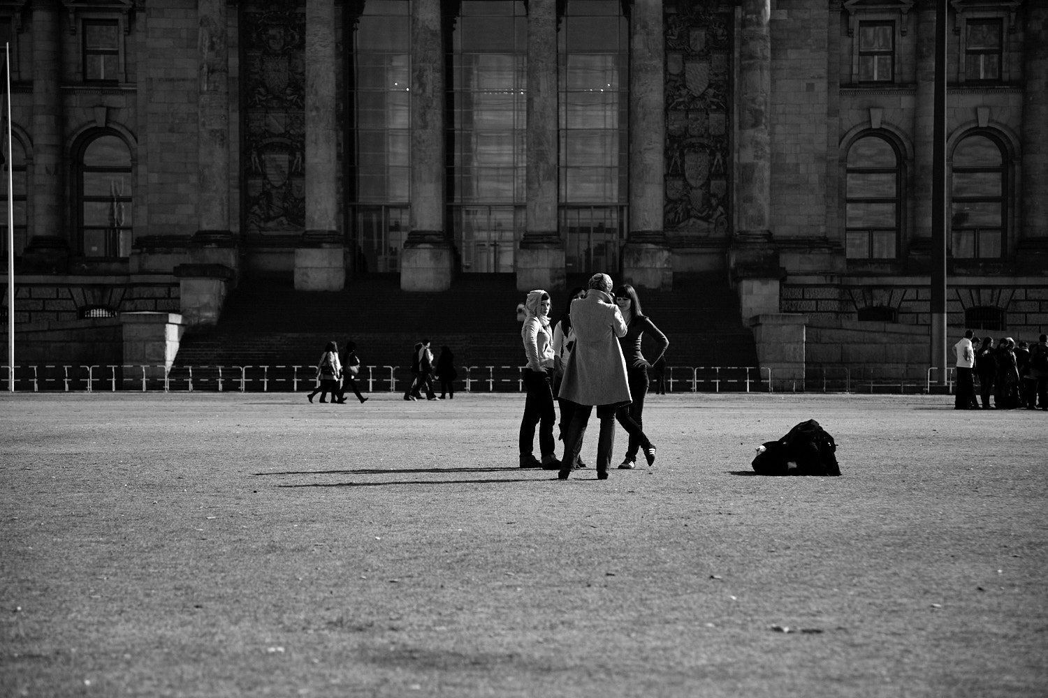 Schwarzweißfoto von Besuchern auf der Wiese vor dem Reichstag in Berlin
